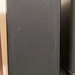 A Pair Of Polk Audio RT-3 Bookshelve Speakers