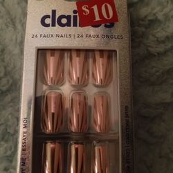 24 Faux Nails