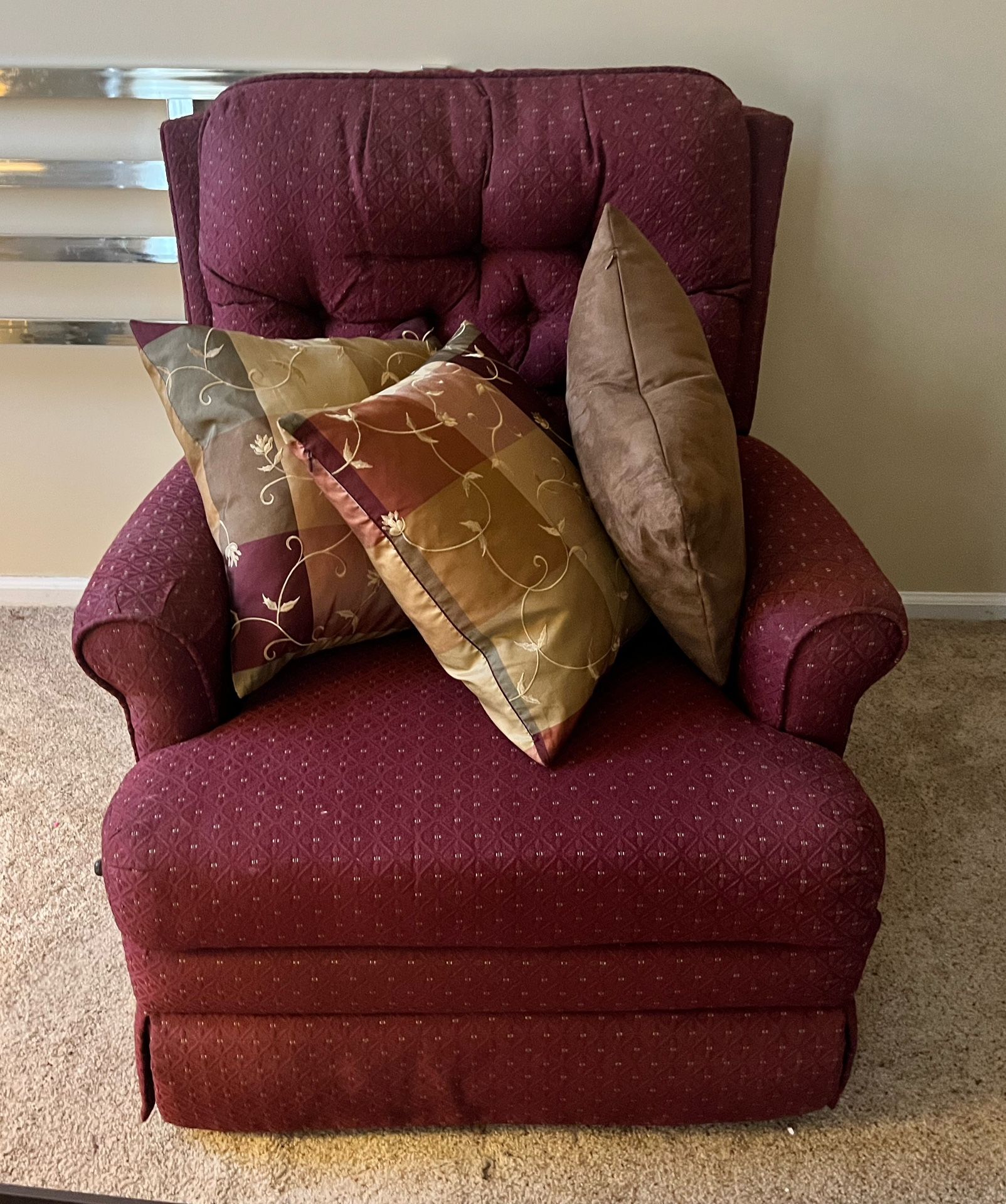 Red Recliner Chair, Must Be Picked Up In Clementon!!