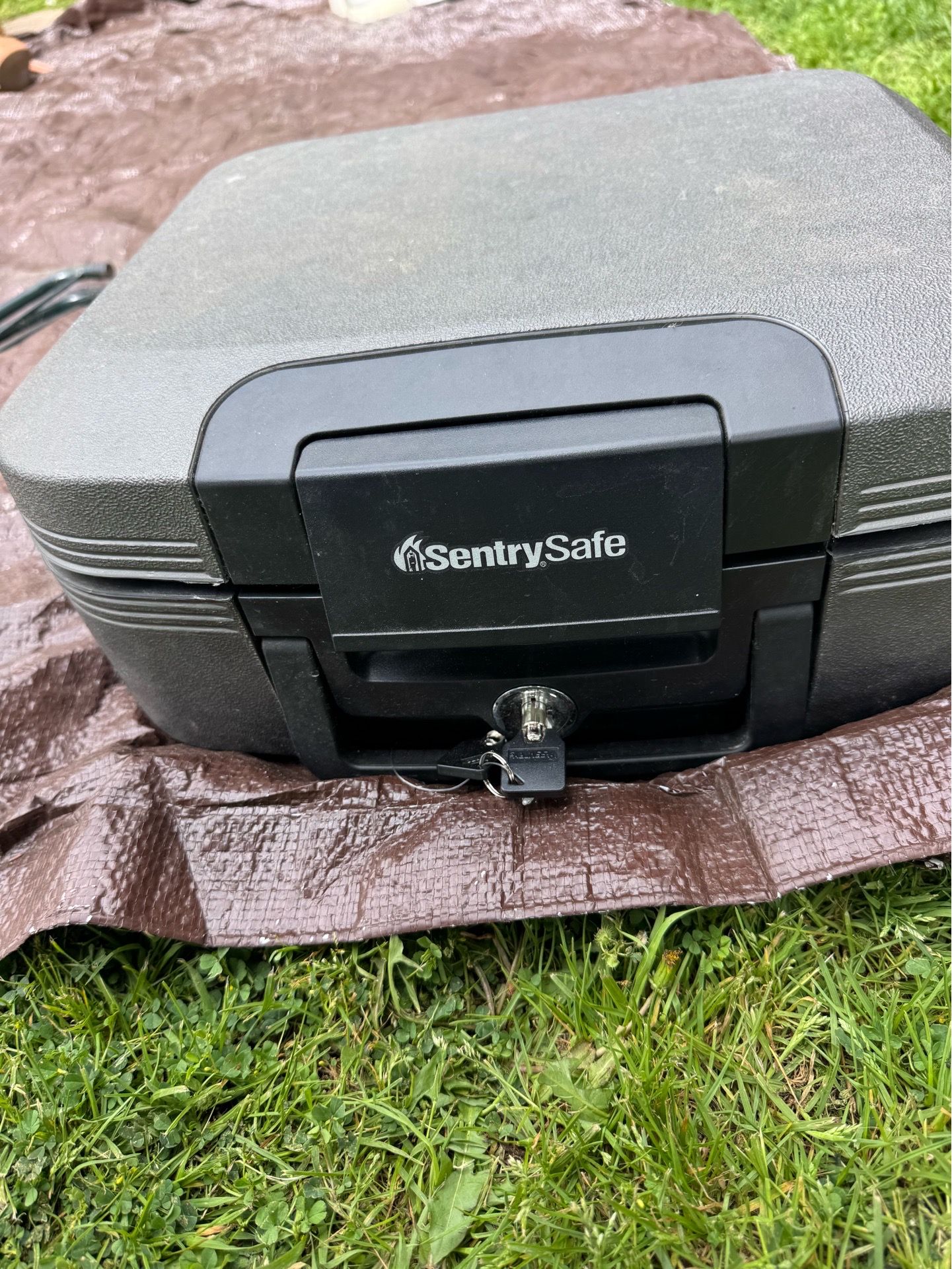 Sentry safe fire proof safe with 2 keys