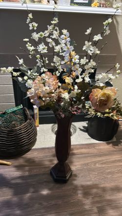 Beautiful  Flower arrangement   Whites gold green  175 $ pk up Everett Mall way