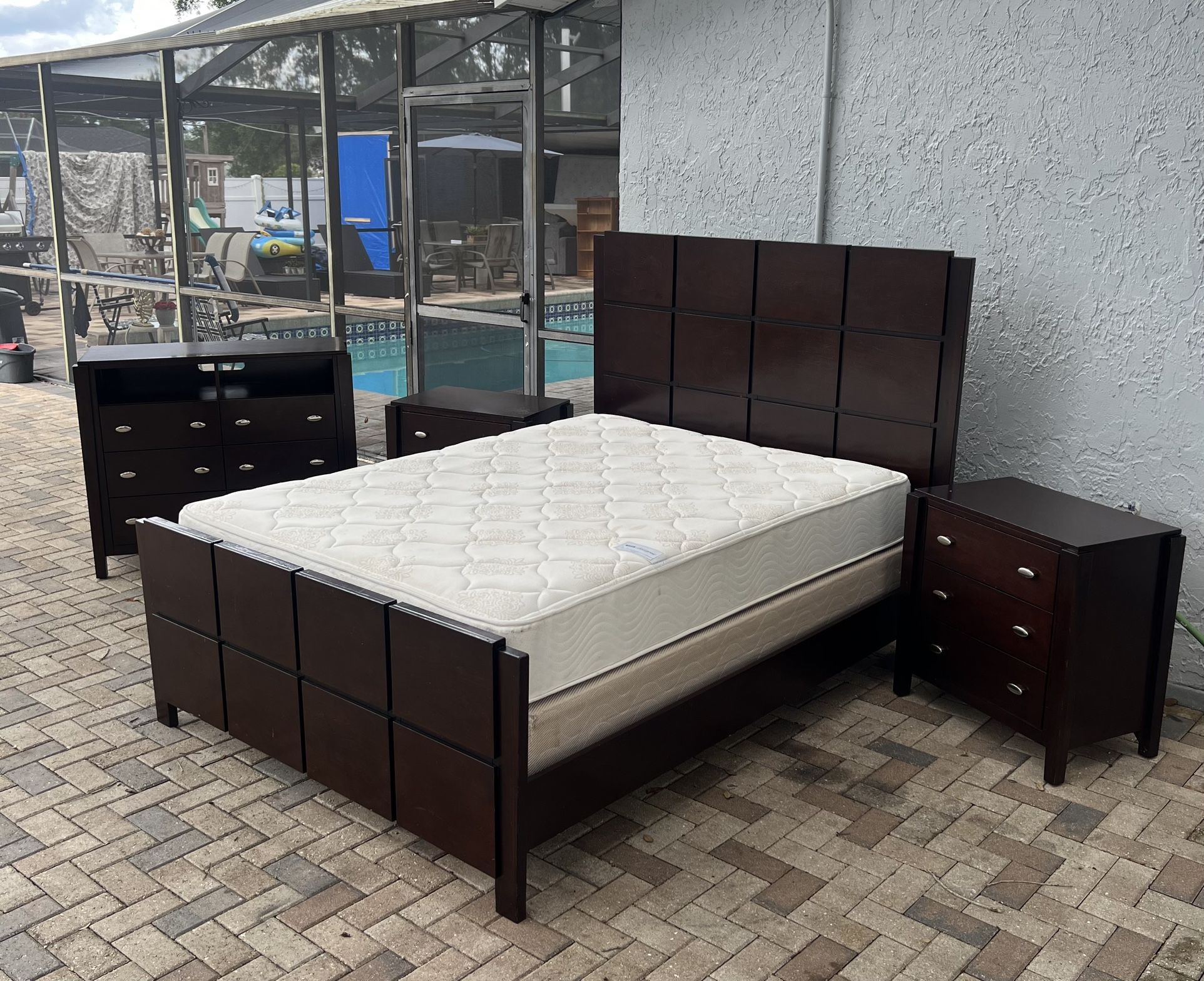 Mosaic Queen Bedroom Set.American Signature.I can deliver for an additional cost.The set includes Bed,Mattress,boxspring,2 night table and Dresser