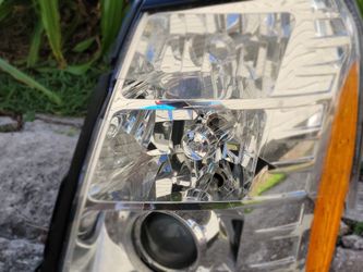  🔹 OEM Driver Side Headlight – Cadillac Escalade 2008–2014