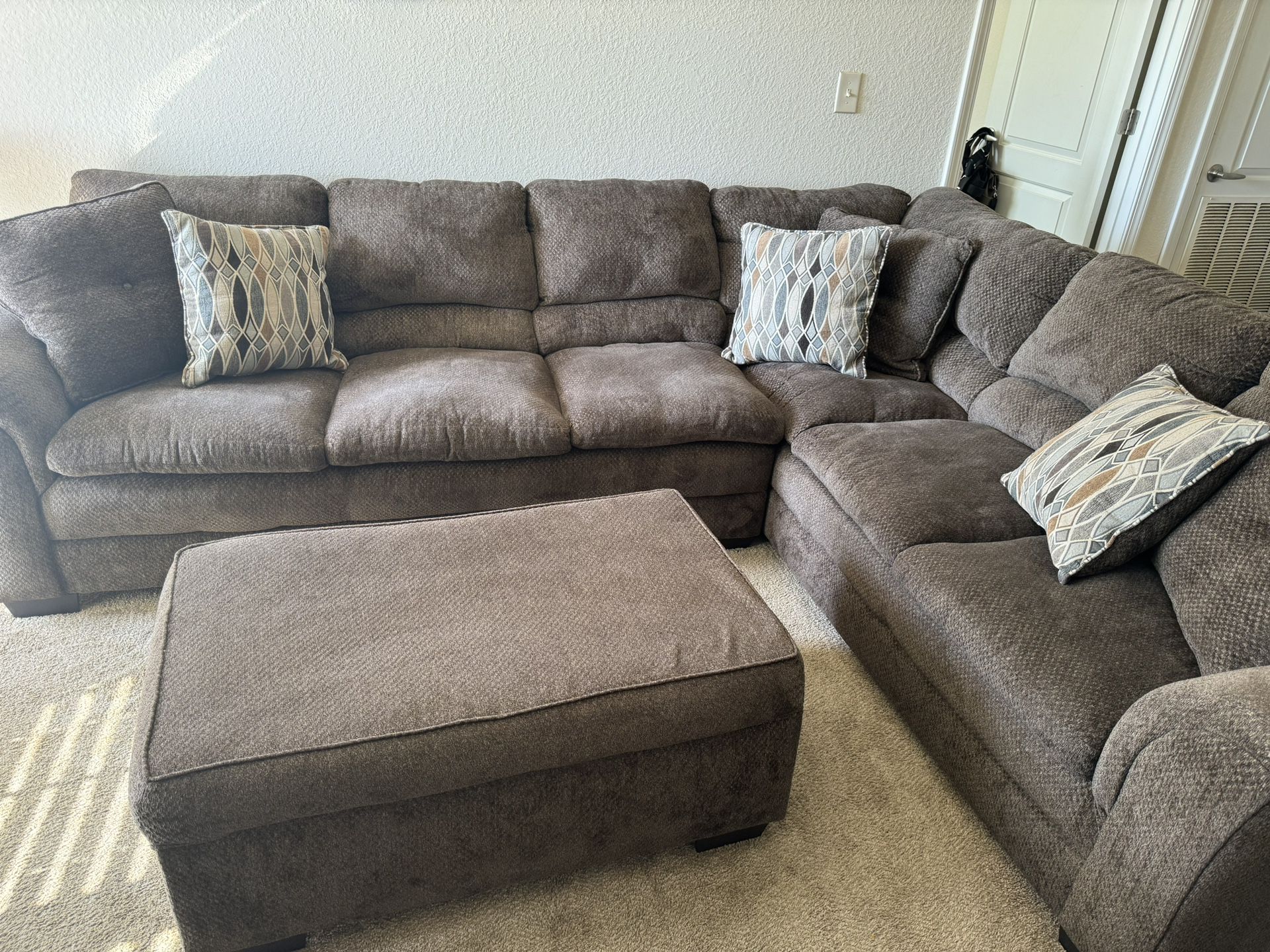 Sectional & Ottoman With Recliner 