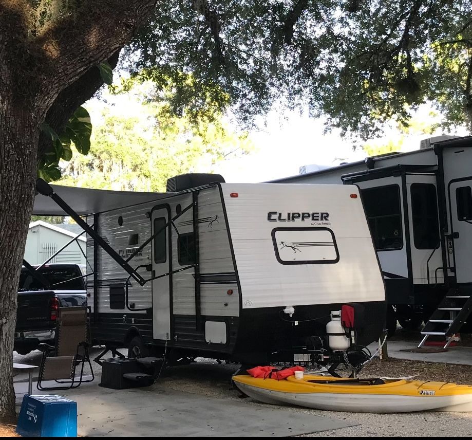 2019 Coleman Clipper M-17FQS w Free 40” TV