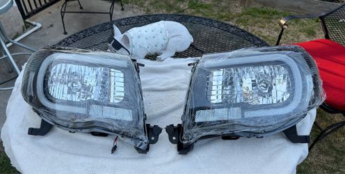 05-11 Toyota Tacoma Black LED Strip LED Signal Headlights