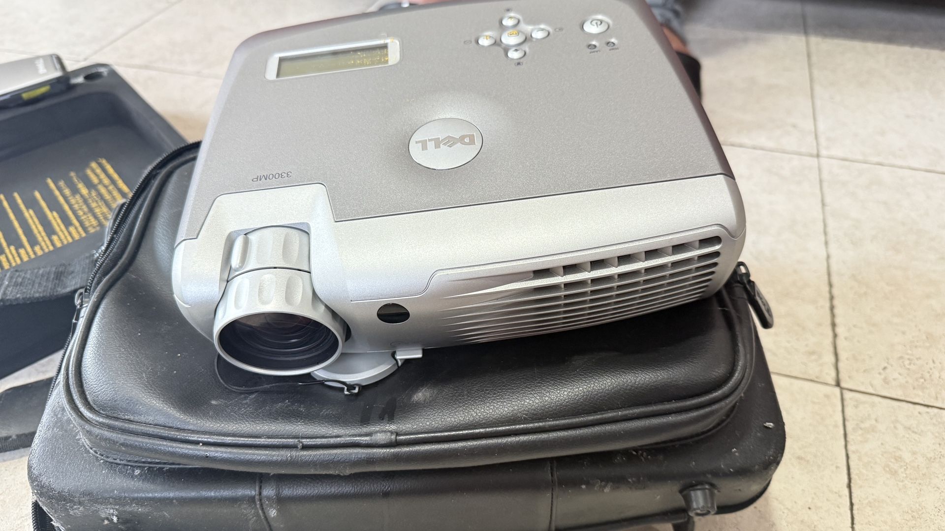 Dell 3300MP Projector with Case Cables Remote Bundle 1024 × 768 4:3 1500 Lumens