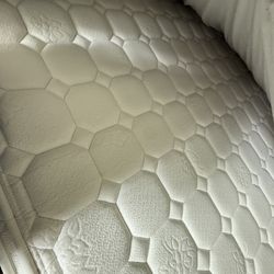 $220 QUEEN SIZE BED (cama ) Con Frame (foldable ) Like New