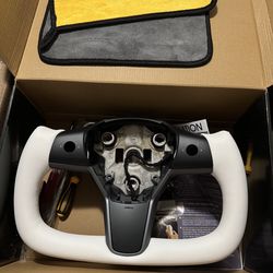 Yoke steering wheel Tesla