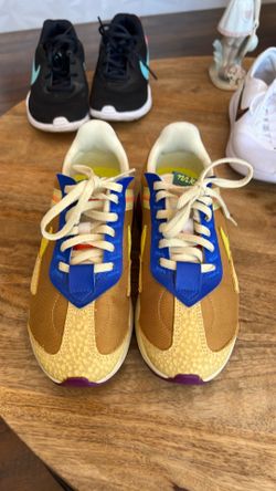 Tennis shoes
