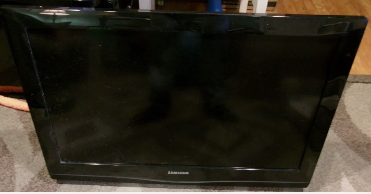 Samsung 32 In TV With Wall Mount And Remote Control