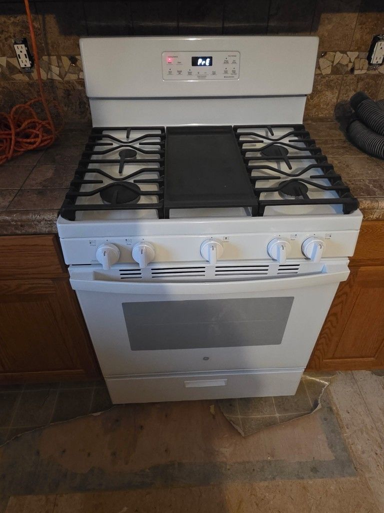 GE gas oven. Pd $600 asking $100.
