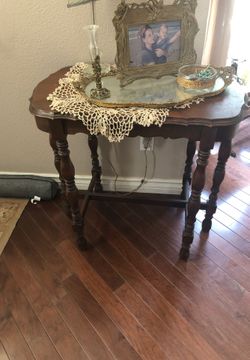Lovely antique antique table walnut