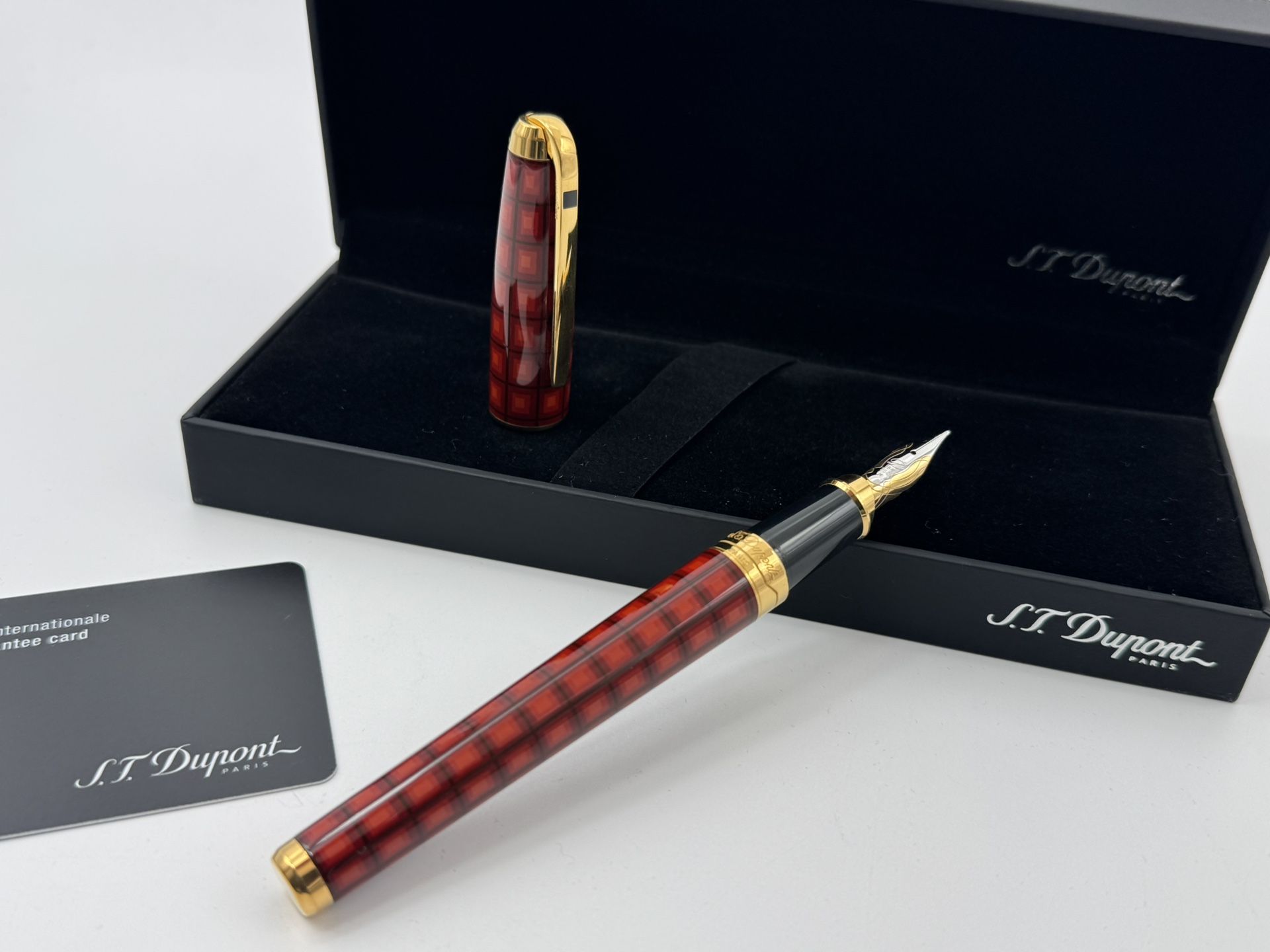 S.T. DUPONT OLYMPIO VERTIGO RED LACQUERED 18K NIB FOUNTAIN PEN NEW 100% GENUINE
