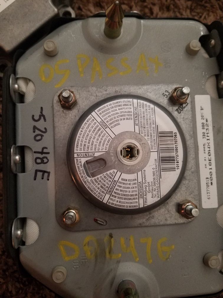 Tengo esto de un passat 2005 bolsa de aire y la computadora y seguro de la puerta de chofer