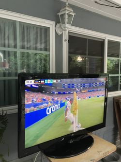 Televisión, 40 pulgadas trabaja excelente no tiene control, puedes usar uno universal le sirve de los que venden en la Dollar Tree