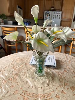 Glass vase, fake flowers & colored glass pebbles