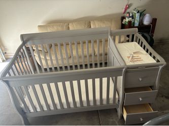 Crib with Drawers/Changing Table