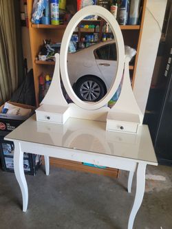 Makeup dresser