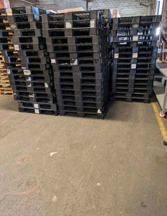 4 Way Plastic Pallets 48"×40"