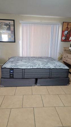 VERY NICE KING SIZE SEALY POSTUREPEDIC MATTRESS AND BOXSPRINGS FOR SALE! IN GREAT CONDITION,  FREE DELIVERY