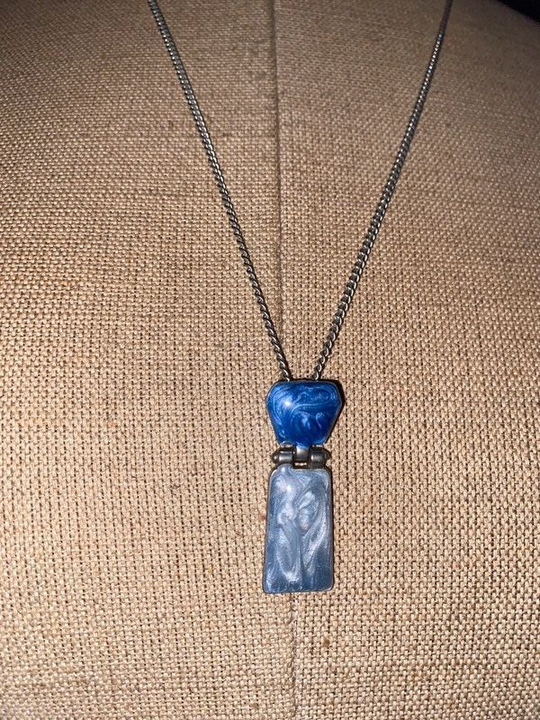 Vintage 24” silvertone metal chain hanging slide pendant blue gray enamel