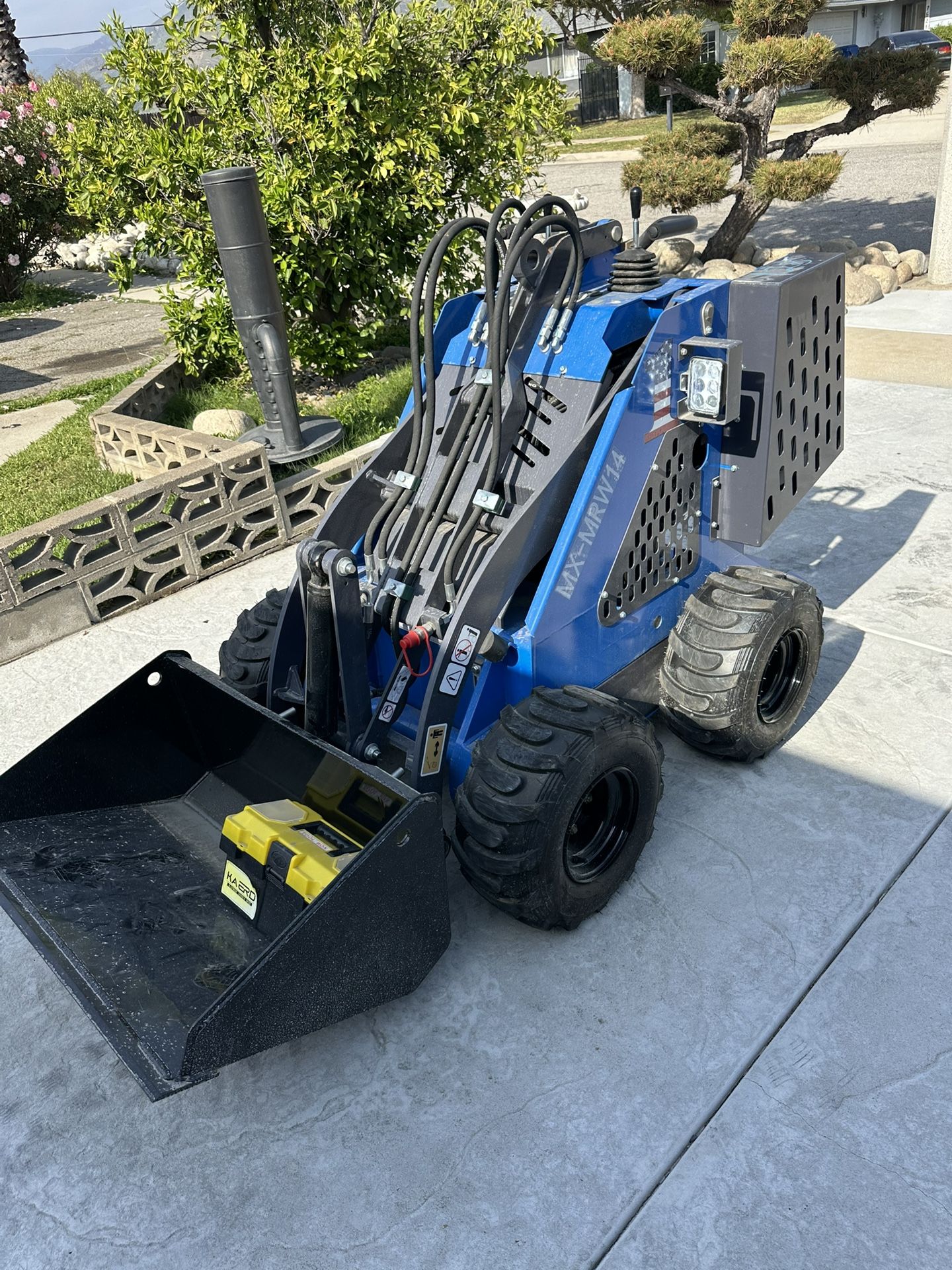 New Mx Mrw14 Gas Mini Skid Steer Loader 40” Wide. Electric Start,420cc Motor. Attachment Sold Separately. Try Before You Buy. Pick Up Only. 
