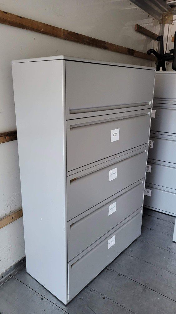5 Drawers File Cabinet In Good Conditions