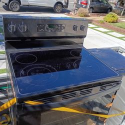 Whirpool Electric Stove Top with Conventional Oven 30" Used Black