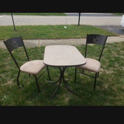 Like New Coffee Table W Chairs