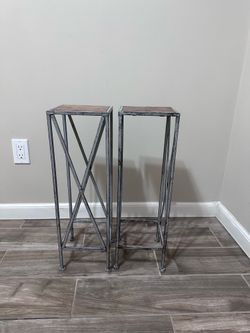2 Decorative stand/pedestal