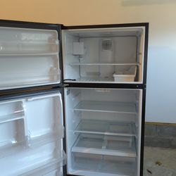 GE BLK  Refrigerator/Freezer Ice maker $500