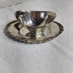 Elegant Silver-Plated Pedestal Bowl with Scalloped Edge
