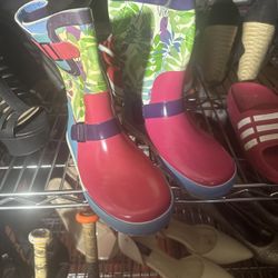 Kids rain boots size 25 dollars