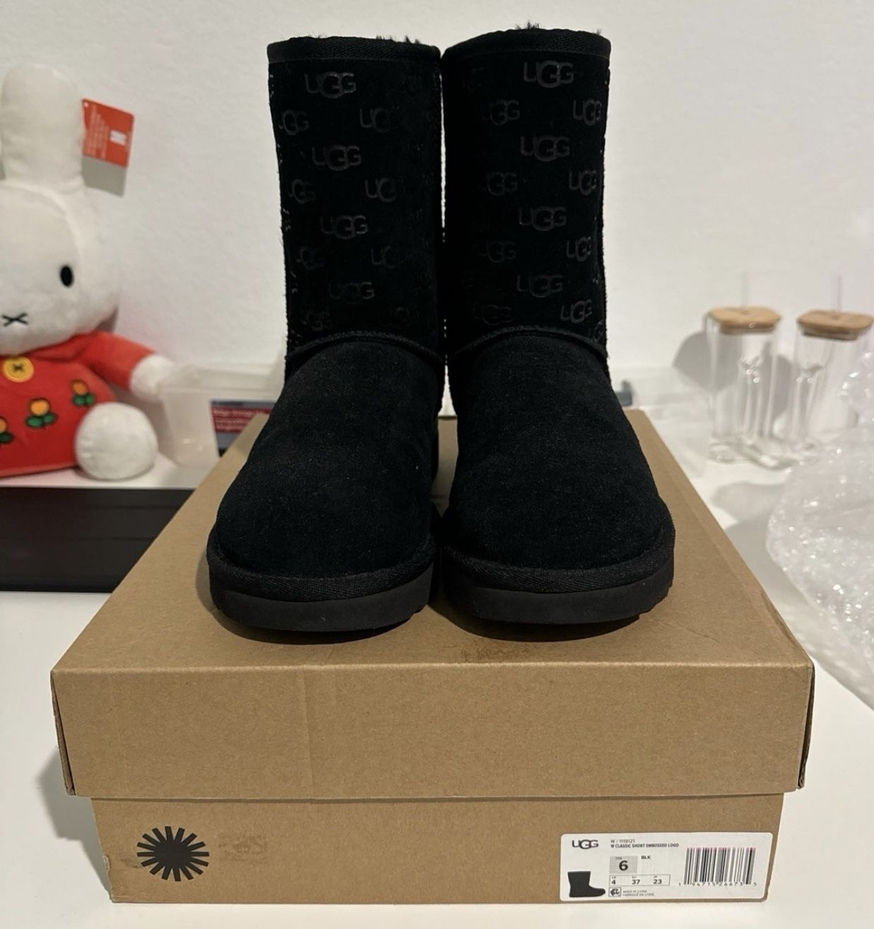 UGG CLASSIC SHORT EMBOSSED LOGO BLACK SUEDE SHEEPSKIN WOMEN'S BOOTS US SIZE 6