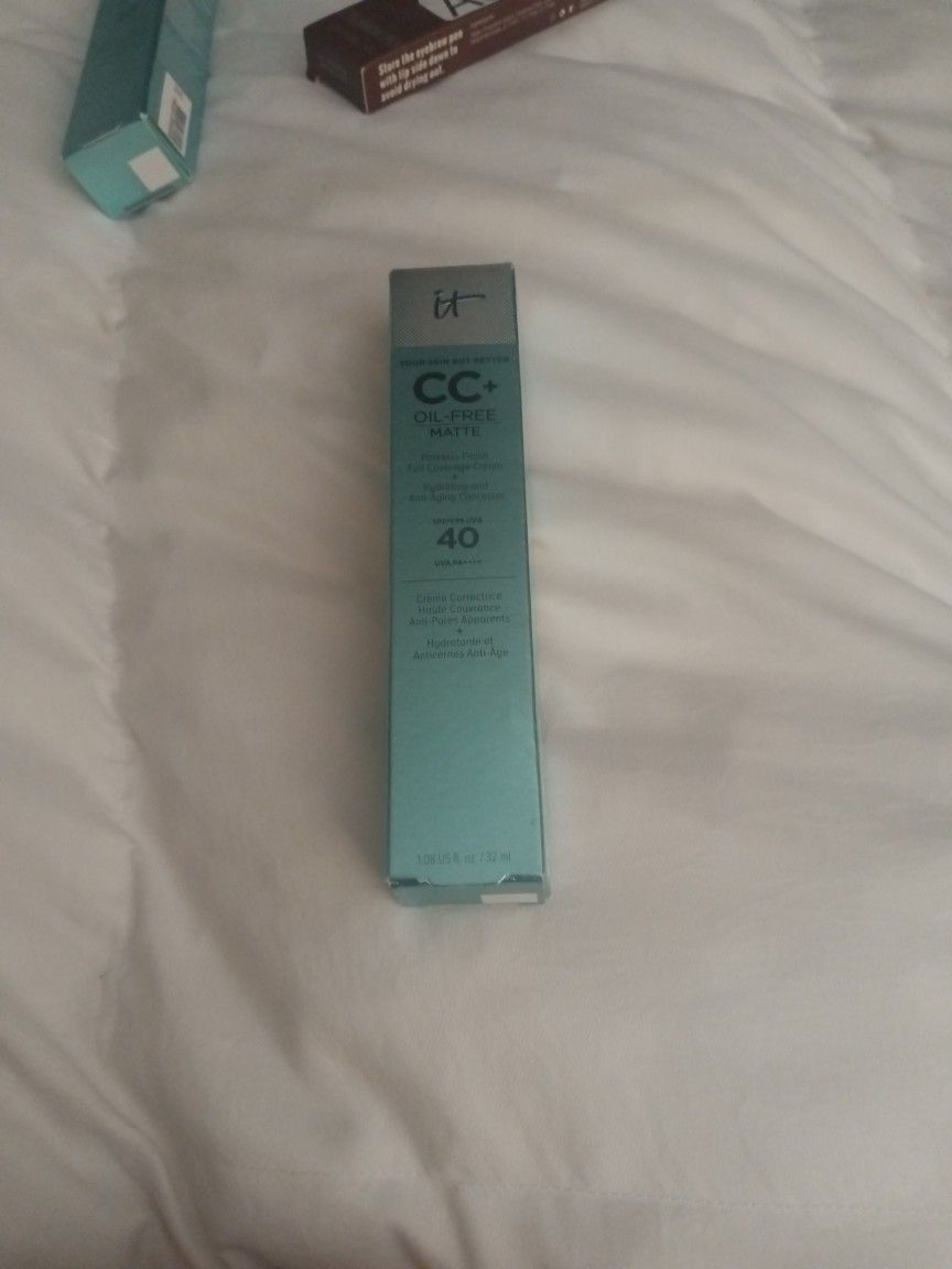 It CC+ Oil-Free Matte SPF 40 Porelesa Finish