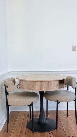 31.5" Round Fluted Pedestal Table for 2-4, Oak Circle Kitchen Dinner Table with Hidden Storage