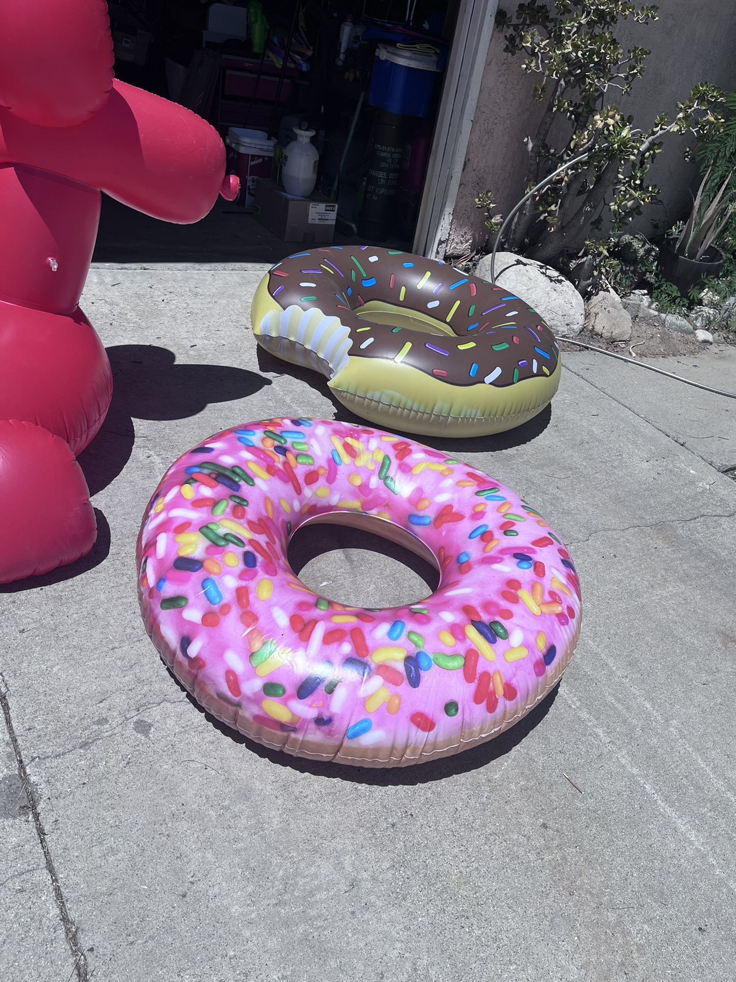 2x Donuts 🍩 Floating