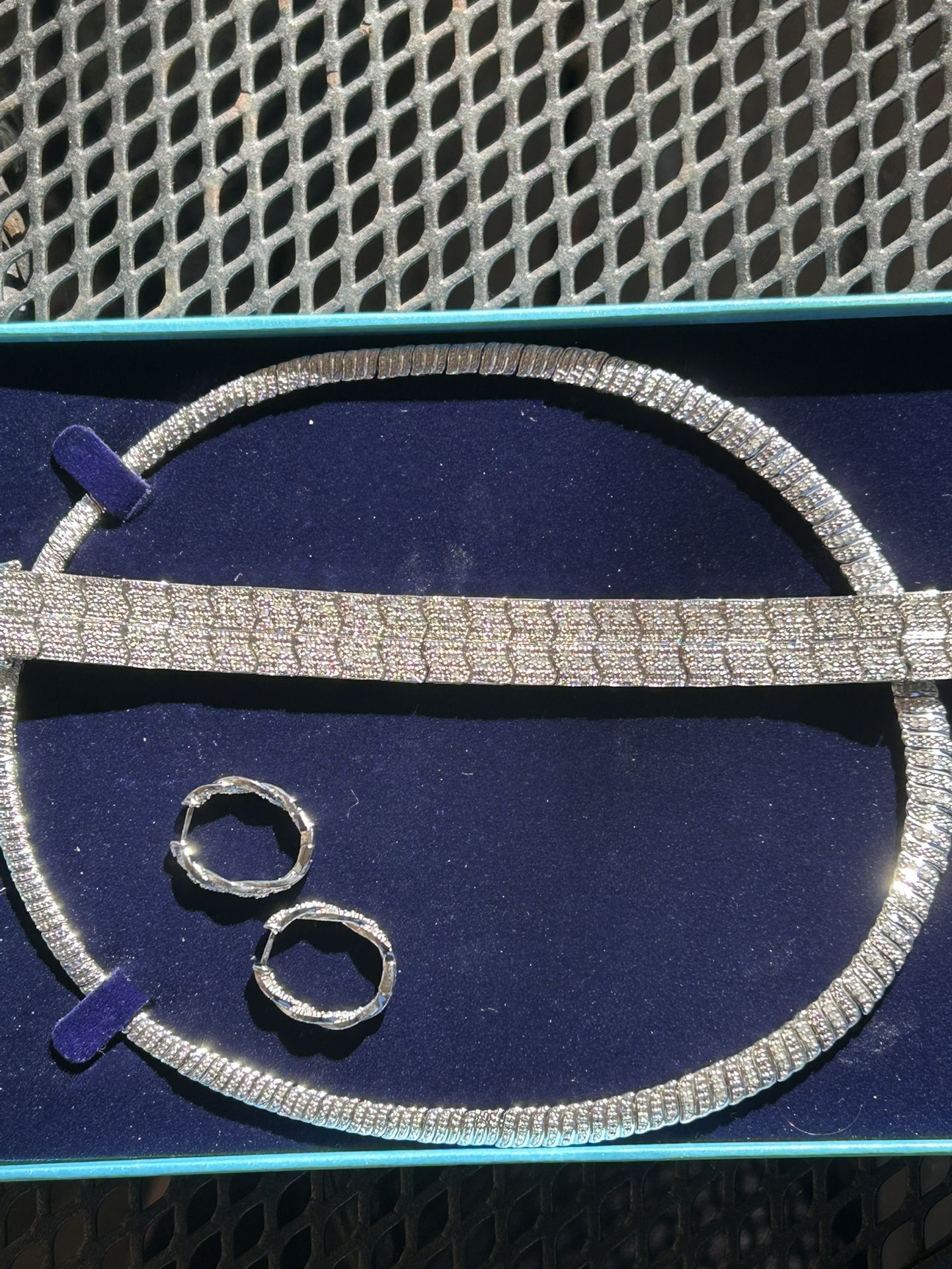 Real diamonds in total 4.5 carat necklace, bracelet and earrings set