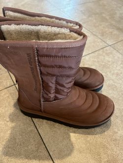 New Women 9.5 Uggs 