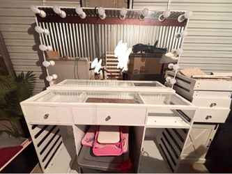 Makeup vanity