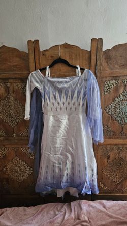 ELSA FROZEN HALLOWEEN COSTUME KID SIZE 6-7 IN PRE LOVED CONDITION
