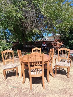 Round Oak Dining Table with 6 Chairs, Hight 30 Inches, Leight  60 Inches, Width  42 Inches
