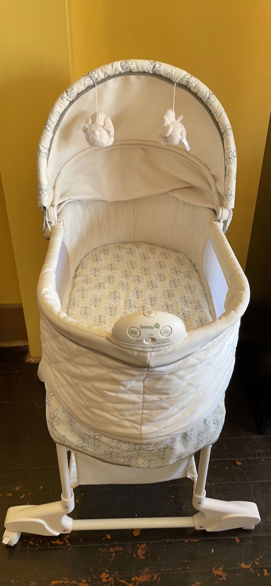 Bassinet- Barely Used