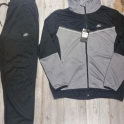 Men's Lg Sweatsuits 70 Each