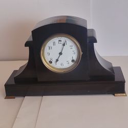 Antique Vintage Sessions 8 Day Time and Strike Mantle Clock
Made in USA. Beautiful wooden case. Clock is over or close to 100years old.
Clock in very 