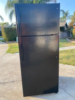 28” Two Doors Top Freezer With Ice Maker Machine