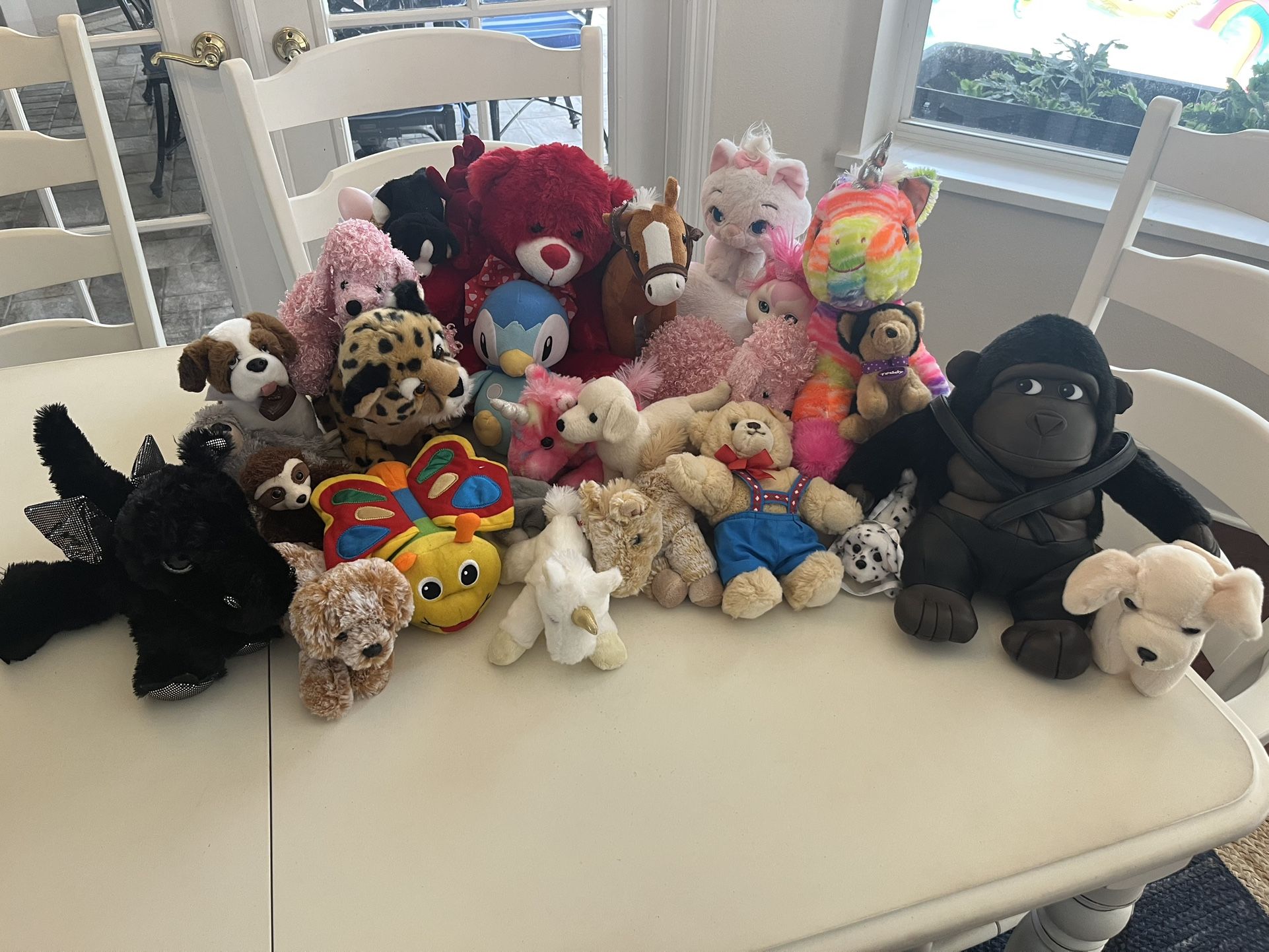 20 Plus Stuffed Animals In Great Shape