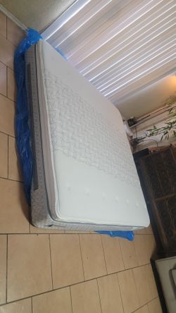 VERY NICE AND CLEAN KING SIZE SEALY POSTUREPEDIC MATTRESS FOR SALE! IN GREAT CONDITION, FREE DELIVERY