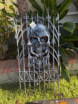 Halloween Skull Gate Yard Decoration haunted house fence 2 pcs skull cemetery gate skull fence